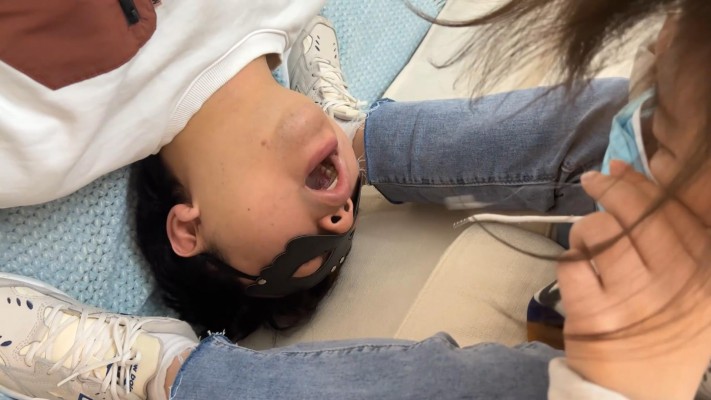 【子怡】带闺蜜戏弄羞辱毯子，舔两双鞋底闻袜子