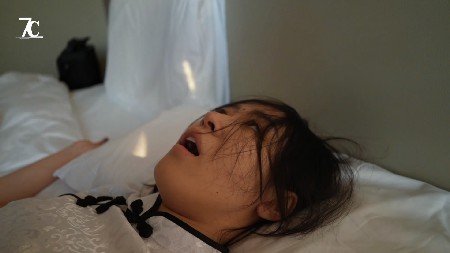 7C 闷死纹身丝袜女