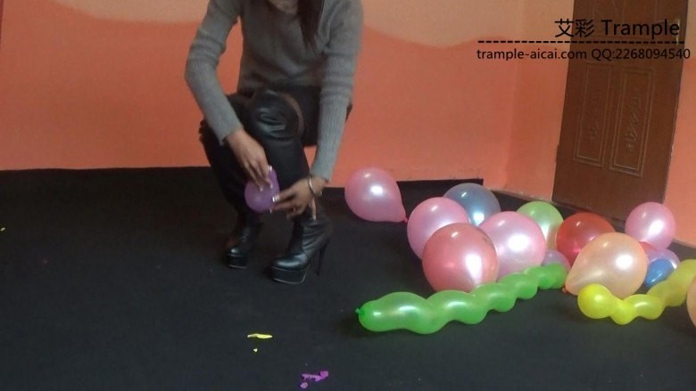 黑丝靴子踩气球2