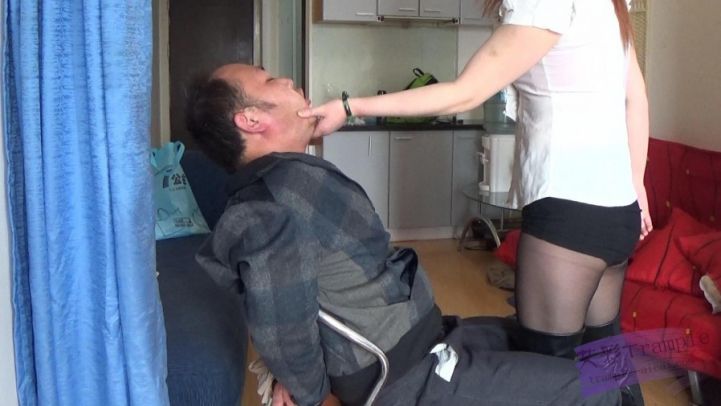 挟持美女秘书反被虐。