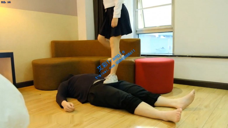 制服小姐姐白袜耐克踩踏tj