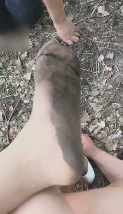 【冷柔】户外脏鞋底泥丝袜调教痛并快乐着