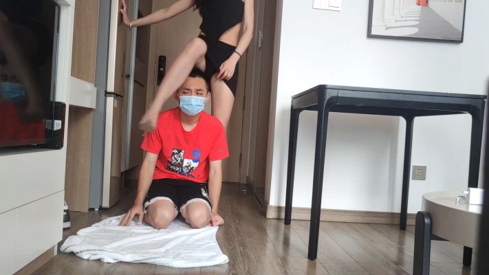 广州小鱼女神性感超短群，高跟凉鞋羞辱贱狗钻胯 YC-230414-6