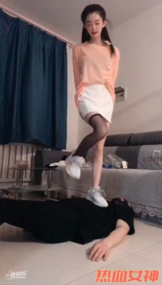 绝美学生s长腿黑丝踩踏脚耳光贱M-18岁学生s黑丝和裸足踩头踹脸脚耳光 YC-220501-6