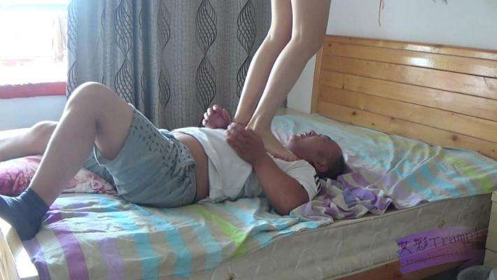 小薇美腿踩踏绞杀关节技坐脸