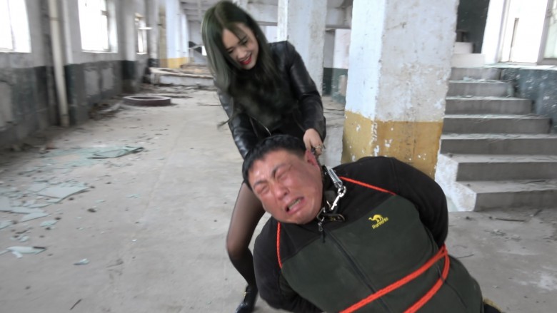 废弃工厂暴打羞辱欠债肥狗