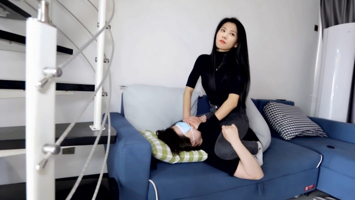 【惑心】牛仔裤坐脸臭白袜窒息