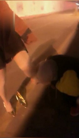 大马路玩狗-跪着让路人看-耳光扇的啪啪响