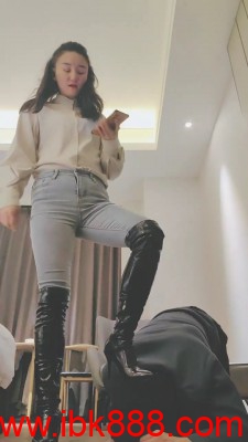 【飞扬女王】长靴御姐S碾压地毯 bf23561