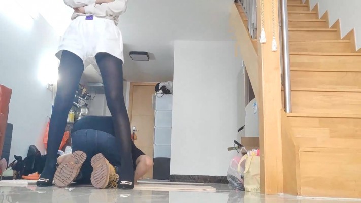 白领小鱼大人黑丝高跟大长腿羞辱胯下狗，命令钻胯，践踏狗头 YC-220429