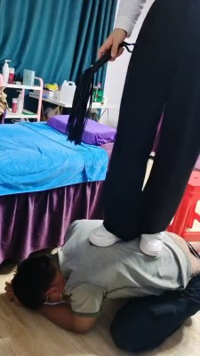 【天蝎女王】美容院开发素人恋足 JS22102301