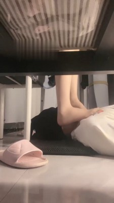 【万一】臭脚无意识踩脚垫 bf19492