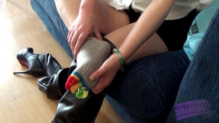 玥玥过膝黑色高筒靴扭伤按摩