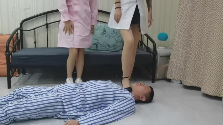 两位医护美女虐踩人 YC-220128-6