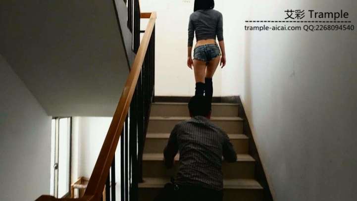 湘香女王长靴户外圣水淋浴贱狗