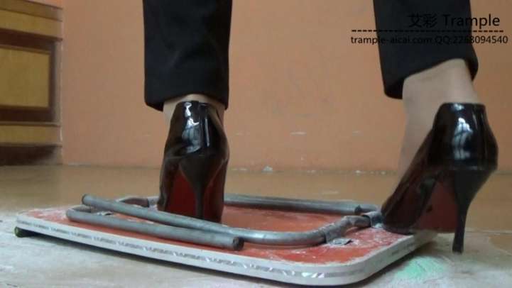 职业装木板压碎