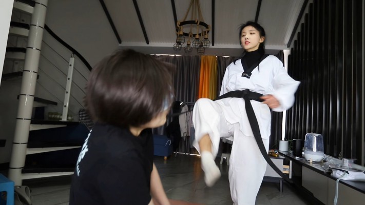 【惑心】跆拳道美女臭脚要狗命