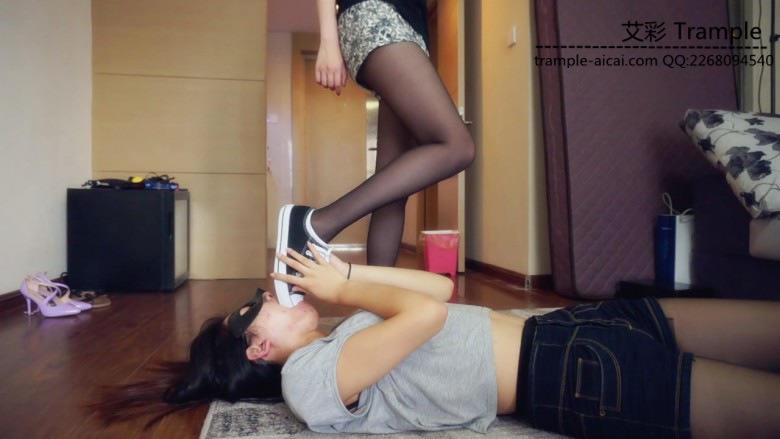 『小妮女女』小妮虐待羞辱鞋袜撞衫女