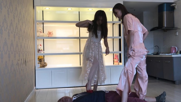 美女二人无情狠踩 YC-220112-10