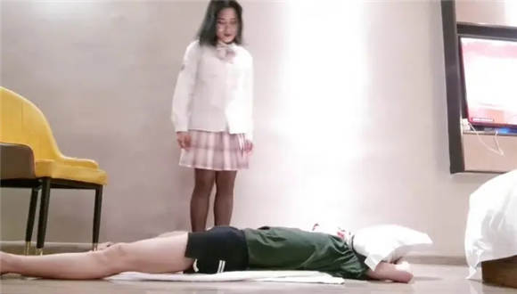 【00后蕬小乃】踩档虐裆，踩踏恋足