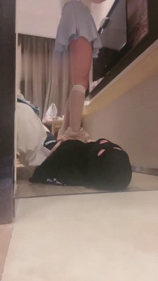 【桃子老师】运动鞋白丝全体重踩踏 bf15615