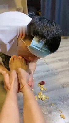 【骨精精】清理脏鞋底/脚喂食 JS220831