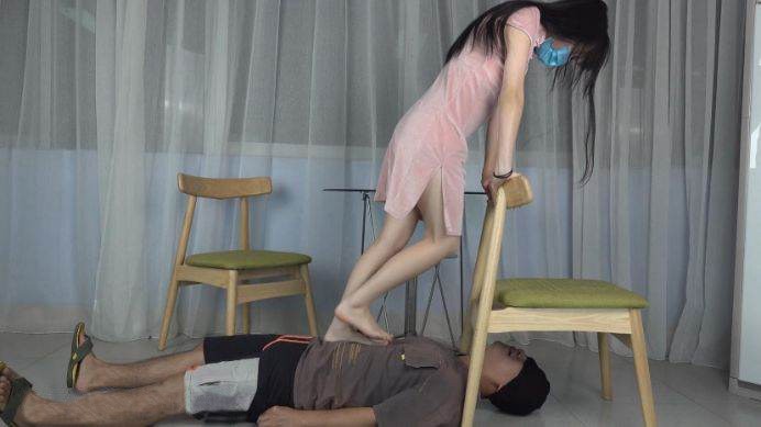 【南国原创】古灵精怪美女S宝儿和同学猜拳，输的要被对方踩在脚下玩弄 YC-220622-2_HD绳艺资源