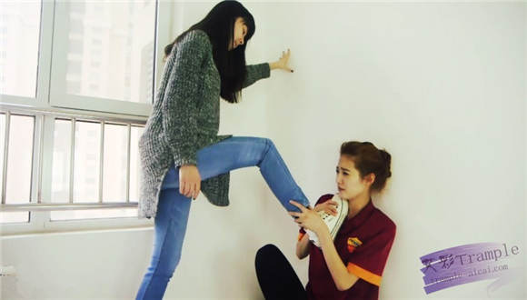 至尊LULU女女侮辱 校花儿大战之不打你，你骨头痒 G-NV-178