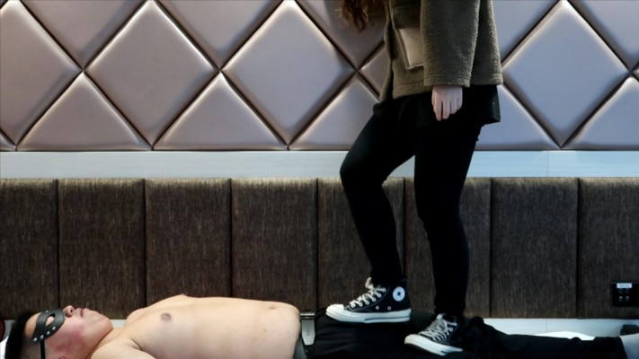 【子怡】匡威全体重踩踏强迫毯子舔鞋底_HD绳艺资源