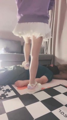 【桃子老师】学生S小白鞋白袜踩踏 bf20005_HD绳艺资源