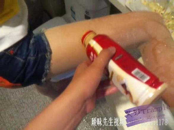 【典藏精品】高清肉丝足高清恋足大片之《奶茶浴丝足美脚》~