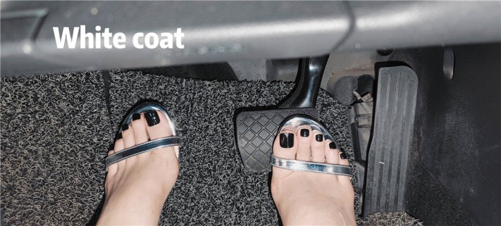 春节档：双机位邻居家小姐姐玛卡碎花裙高跟凉鞋美甲羞辱桌底下贱狗 YC-230126-4_HD绳艺资源