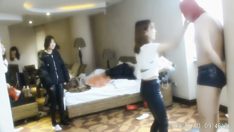 不良少女圈踢套头猥琐男