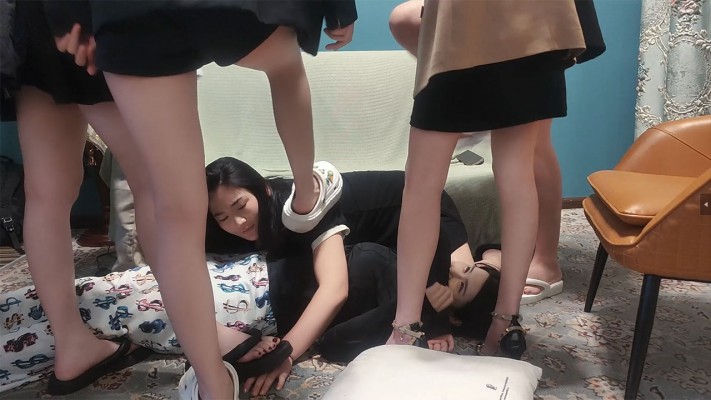 【血狼】5女王群调双女m踩踏踹/舔jio/转胯/间接圣水【完整版】 YC-230609-4