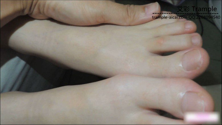忽悠系列-美女做指甲偷亲美足