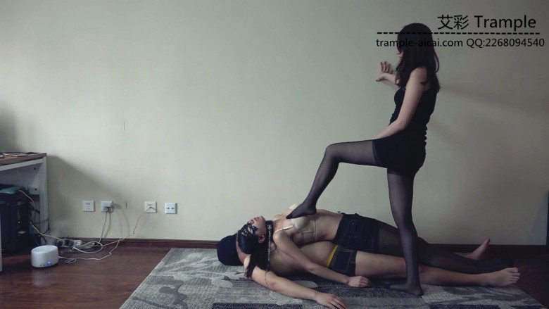 『小妮女女』主人性感黑丝脚调教情侣贱nu