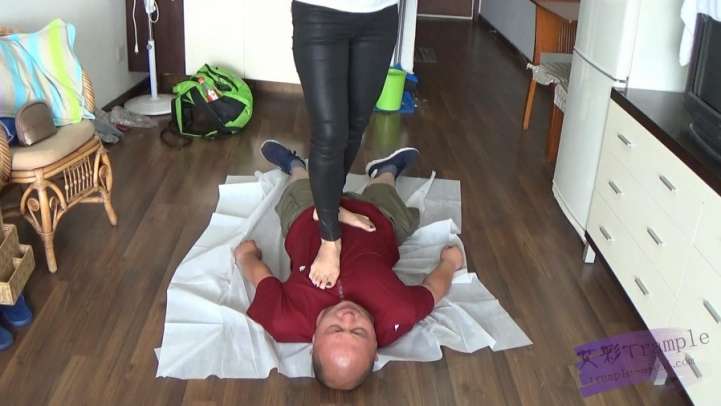 女主紧身裤骑乘搧脸窒息