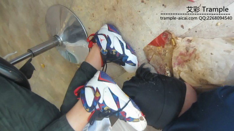 篮球长腿美女aj脏篮球鞋踩踏喂食语言羞辱