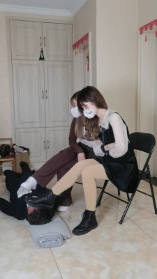 双女神模特踢裆耳光闻脚 YC-220905-3