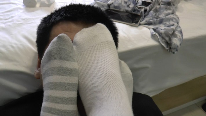 1Kitty baby 第一人称舔鞋底臭袜踩脸