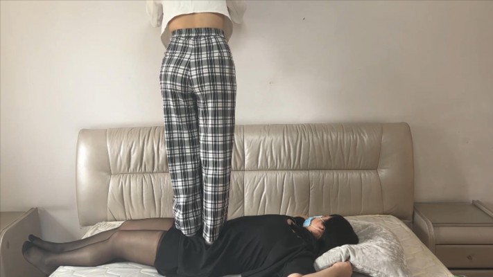 【珂珂女m】在床上被闺蜜白袜踩踏 YC-220430-11