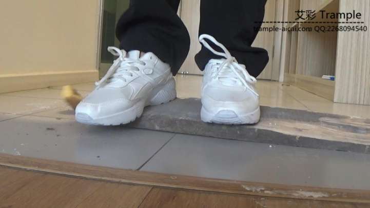 高跟白色运动鞋木板 物品粉碎