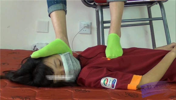 ★lulu和甜儿★第五十部 甜儿女王范碉堡天绿棉袜侮辱璐璐G-NV-133