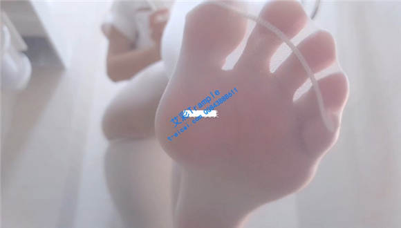 小萝莉秀白丝玉足