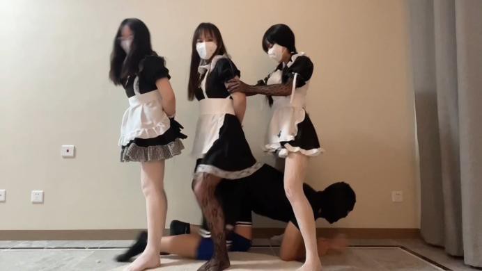 【珂玥】三女仆小姐姐调戏玩弄女仆小姐姐丝袜美脚跳踩踢打闻脚群虐臭狗奴YC-220719-4