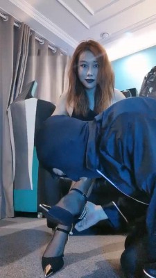 【黑色安息日】网咖羞辱设计师奴 bf11824