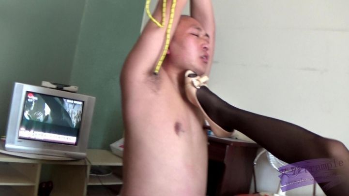 女黑帮姐妹虐打帮派寻衅贱男。