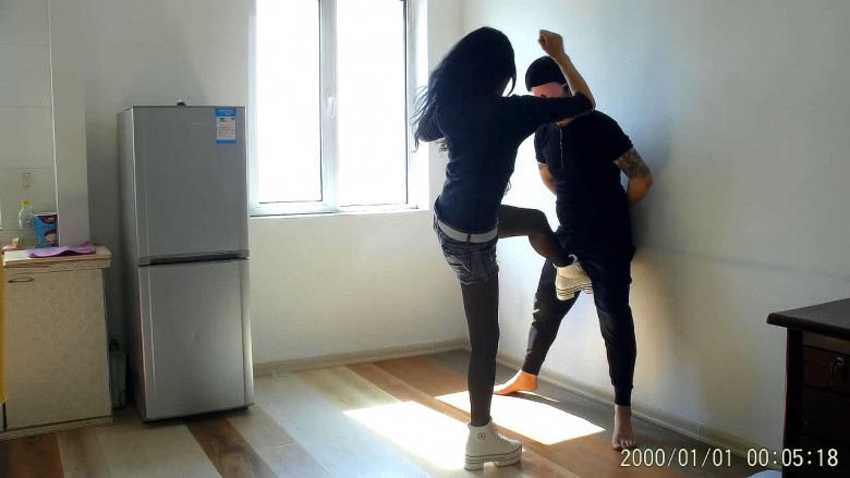 双S狂踹男M臭丝脚呼脸