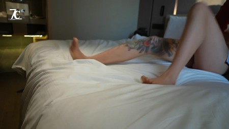 7C 闷死纹身丝袜女