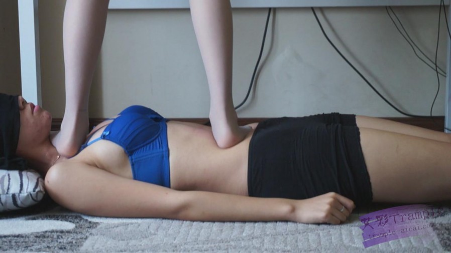 『小妮女女』灰袜细高跟鞋踩踏女毯子